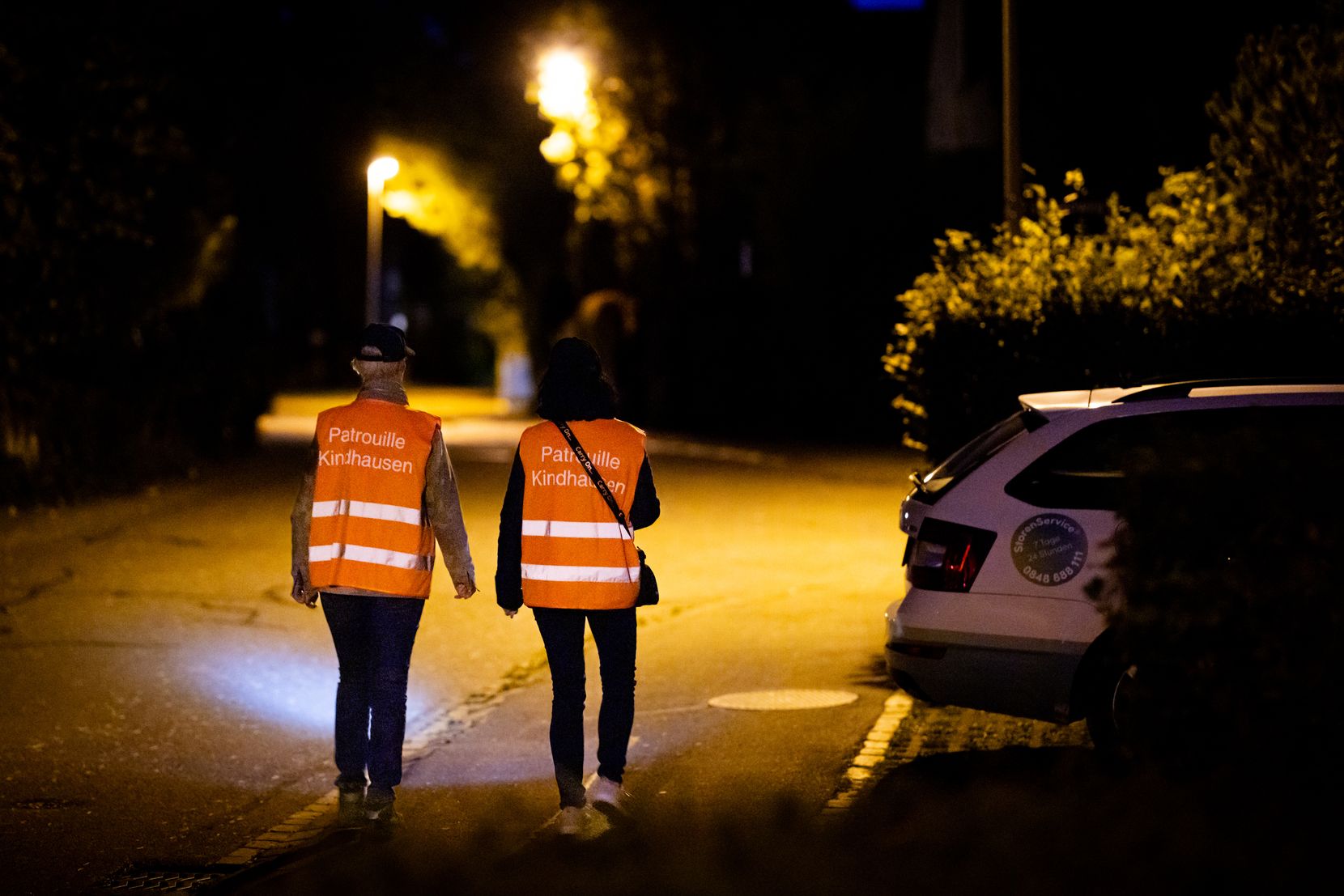 Zwei Frauen auf der Strasse in der Nacht.